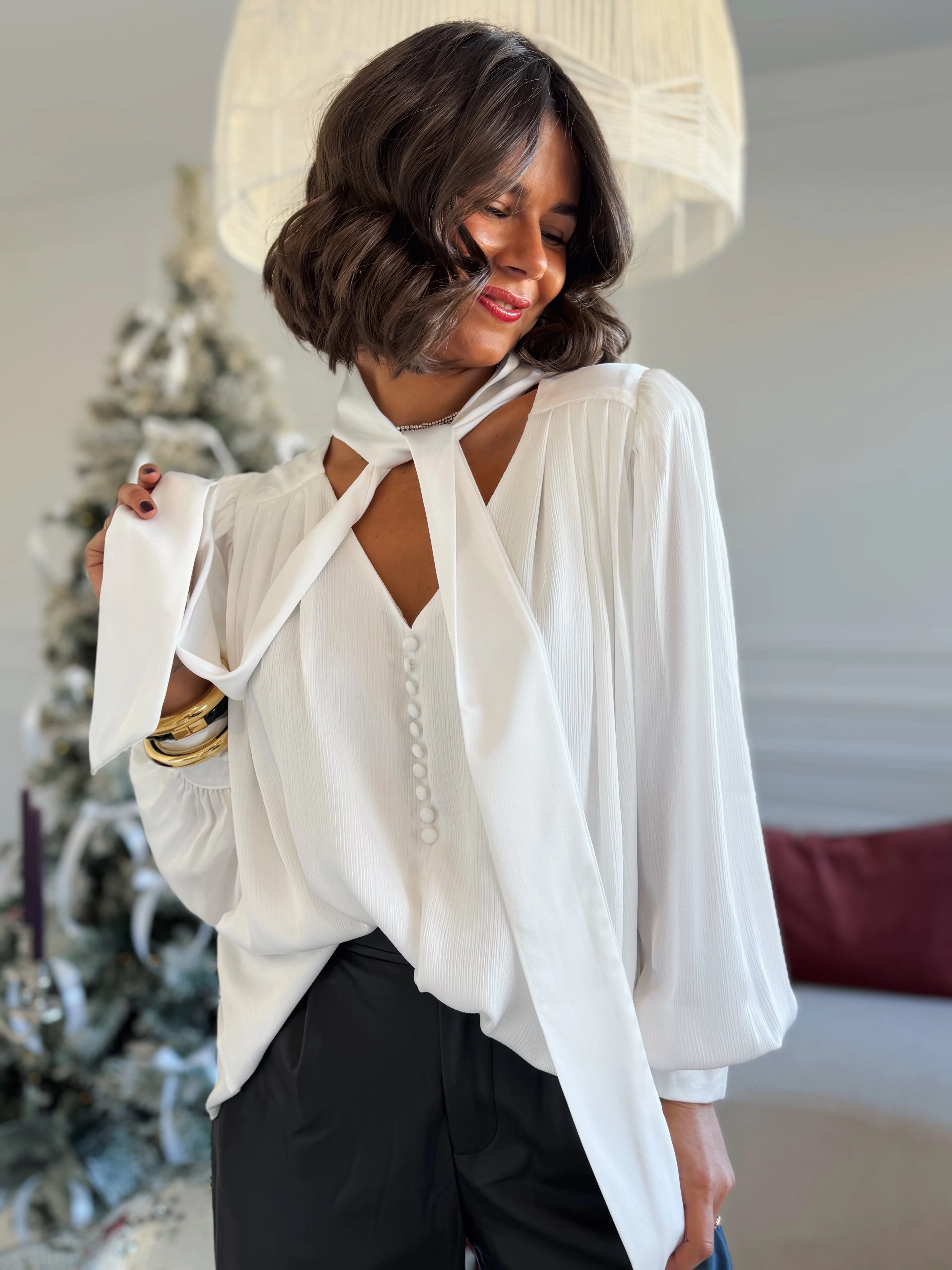 Blouse en SATIN avec son noeud blanc - Image 3