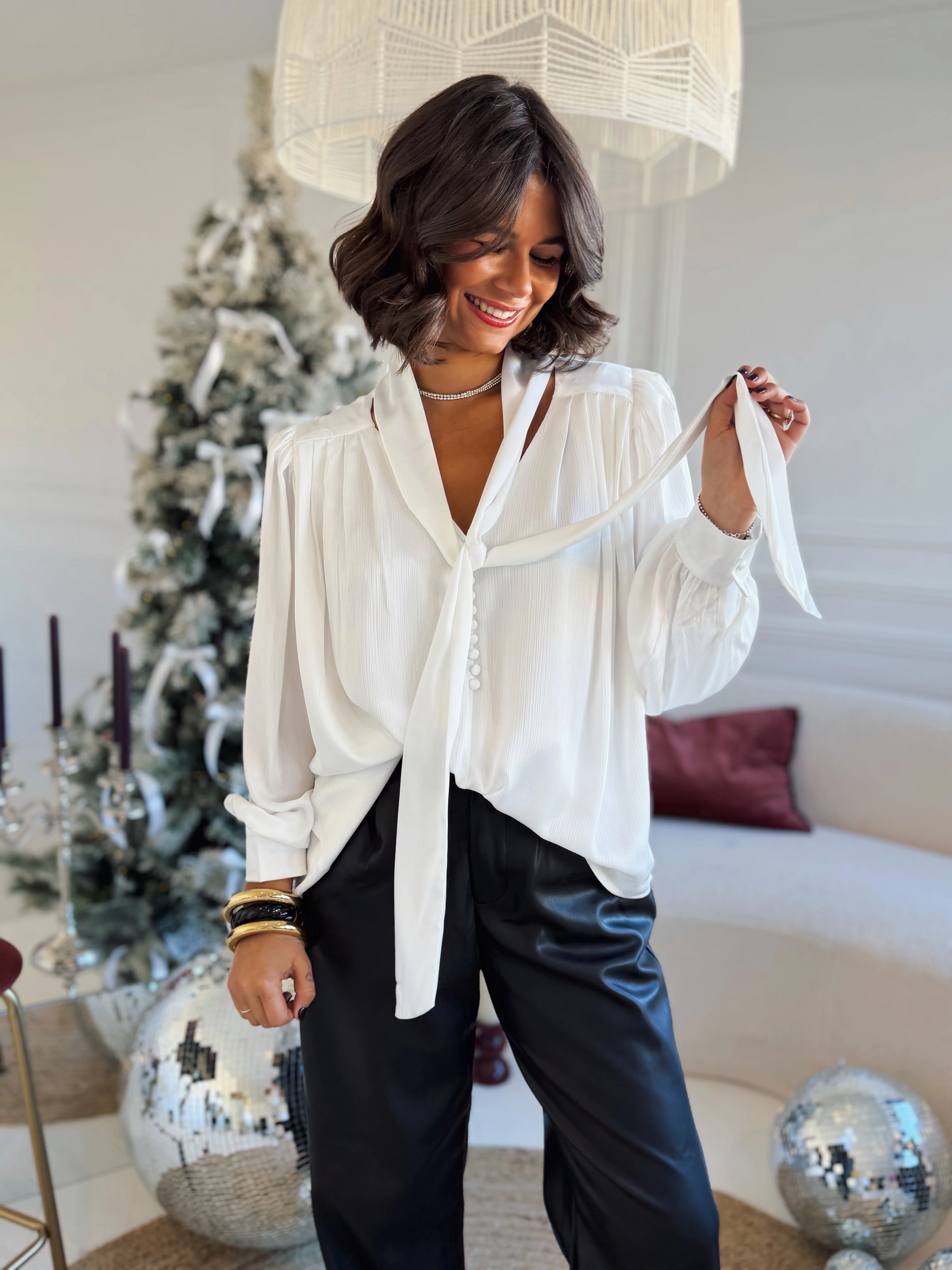 Blouse en SATIN avec son noeud blanc - Image 4