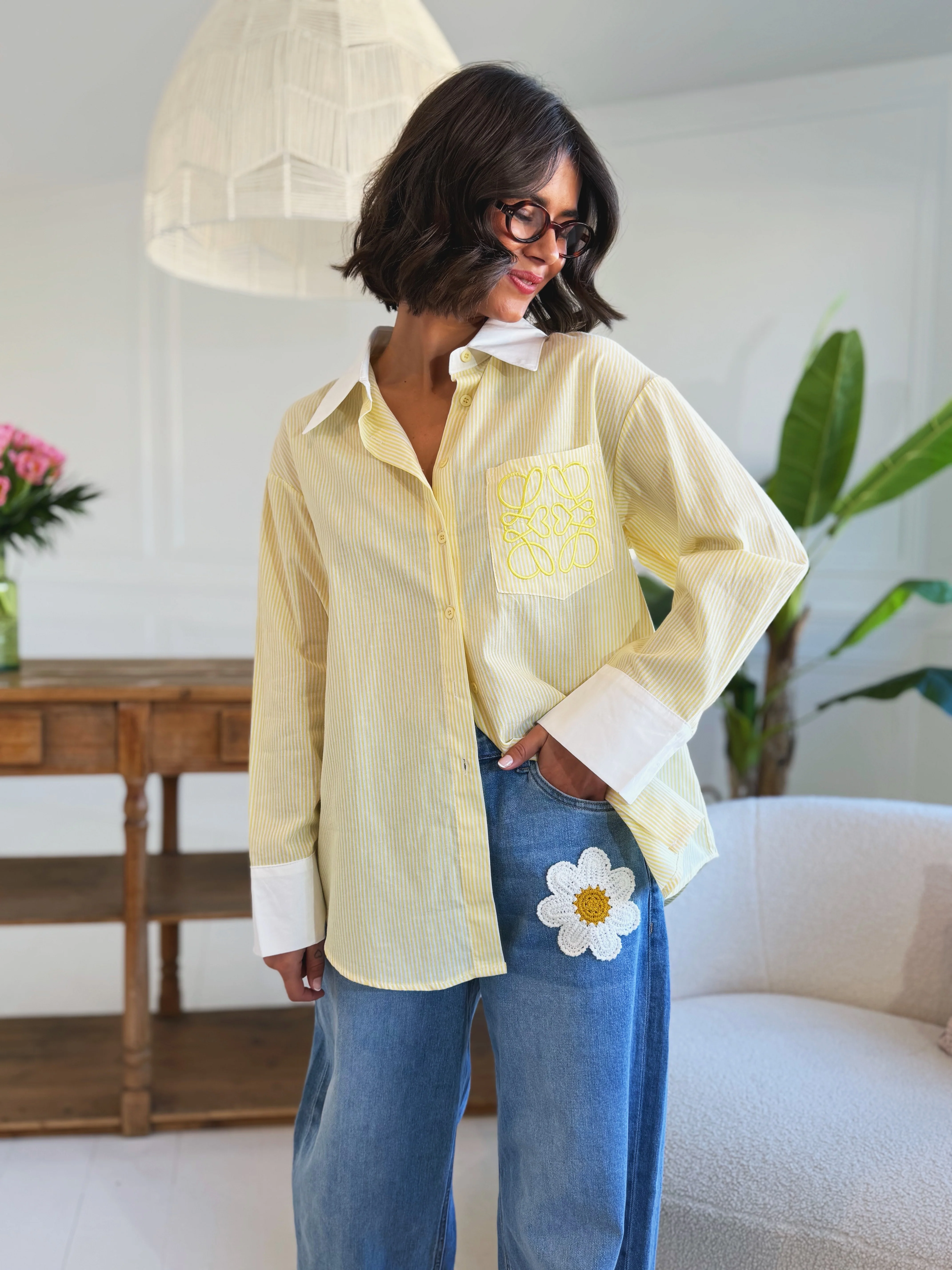 Chemise rayée avec sa broderie jaune