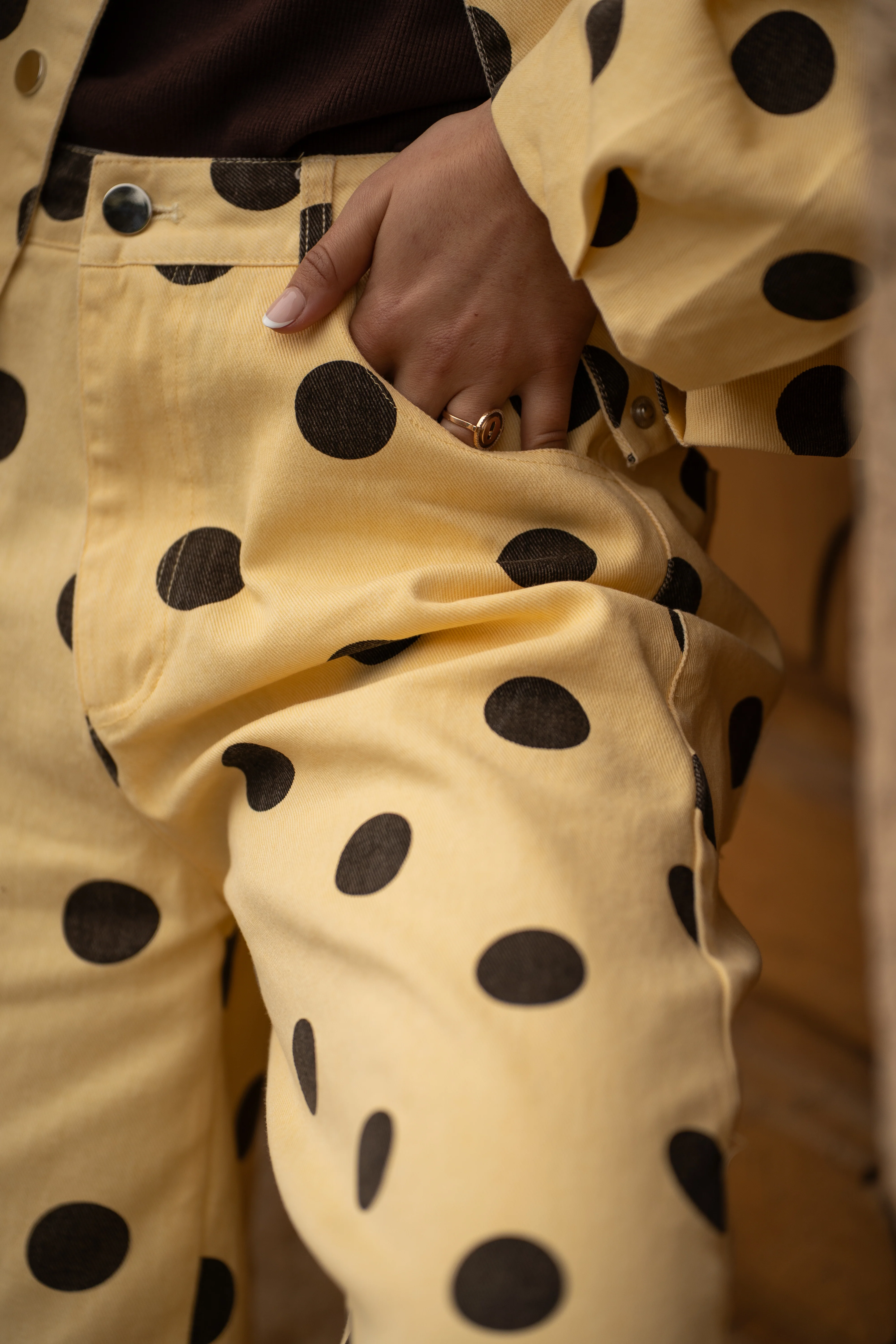 Pantalon POLKA DOTS jaune&chocolat - Image 7