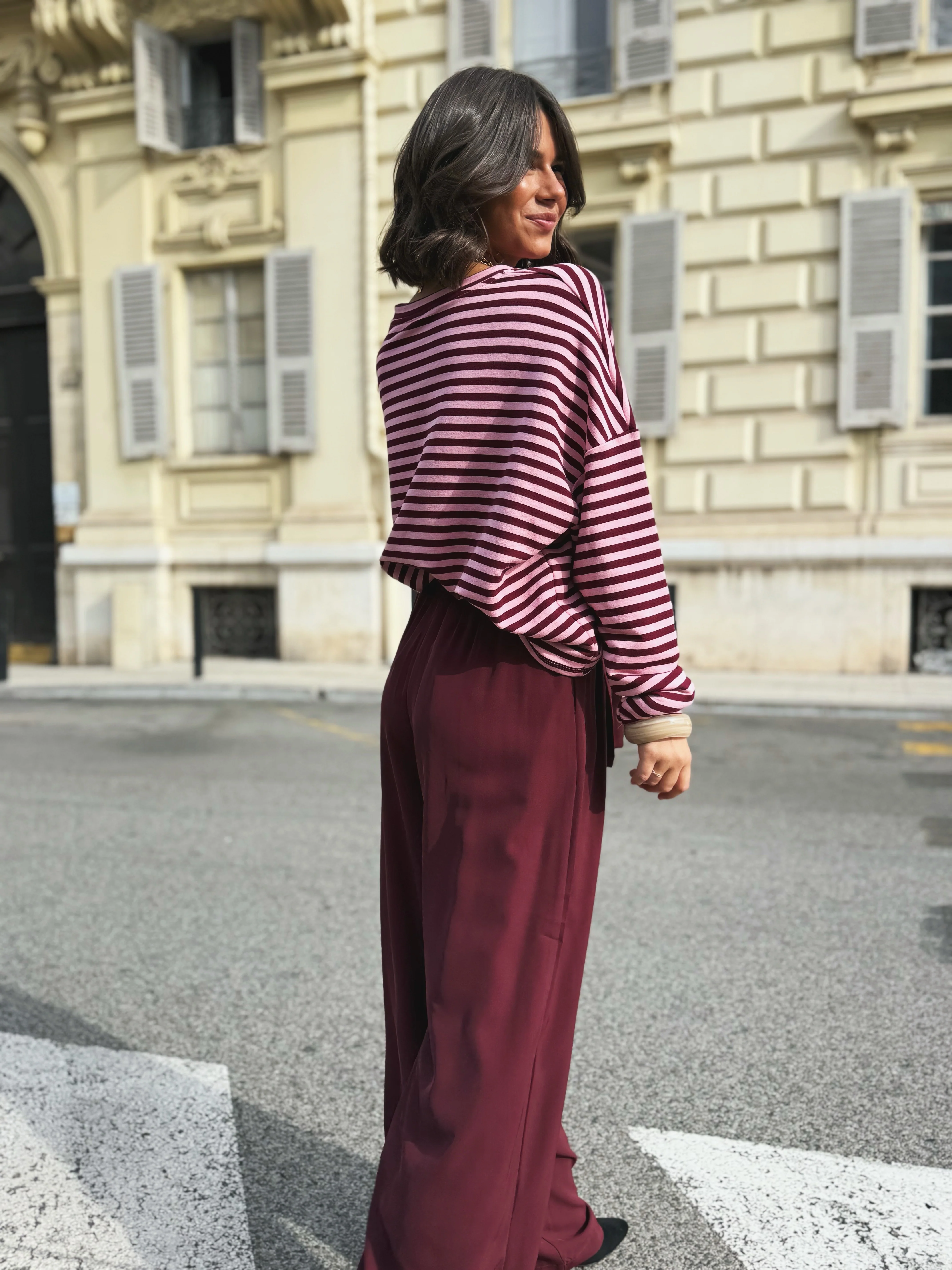 Pantalon fluide bordeaux avec son noeud - Image 3