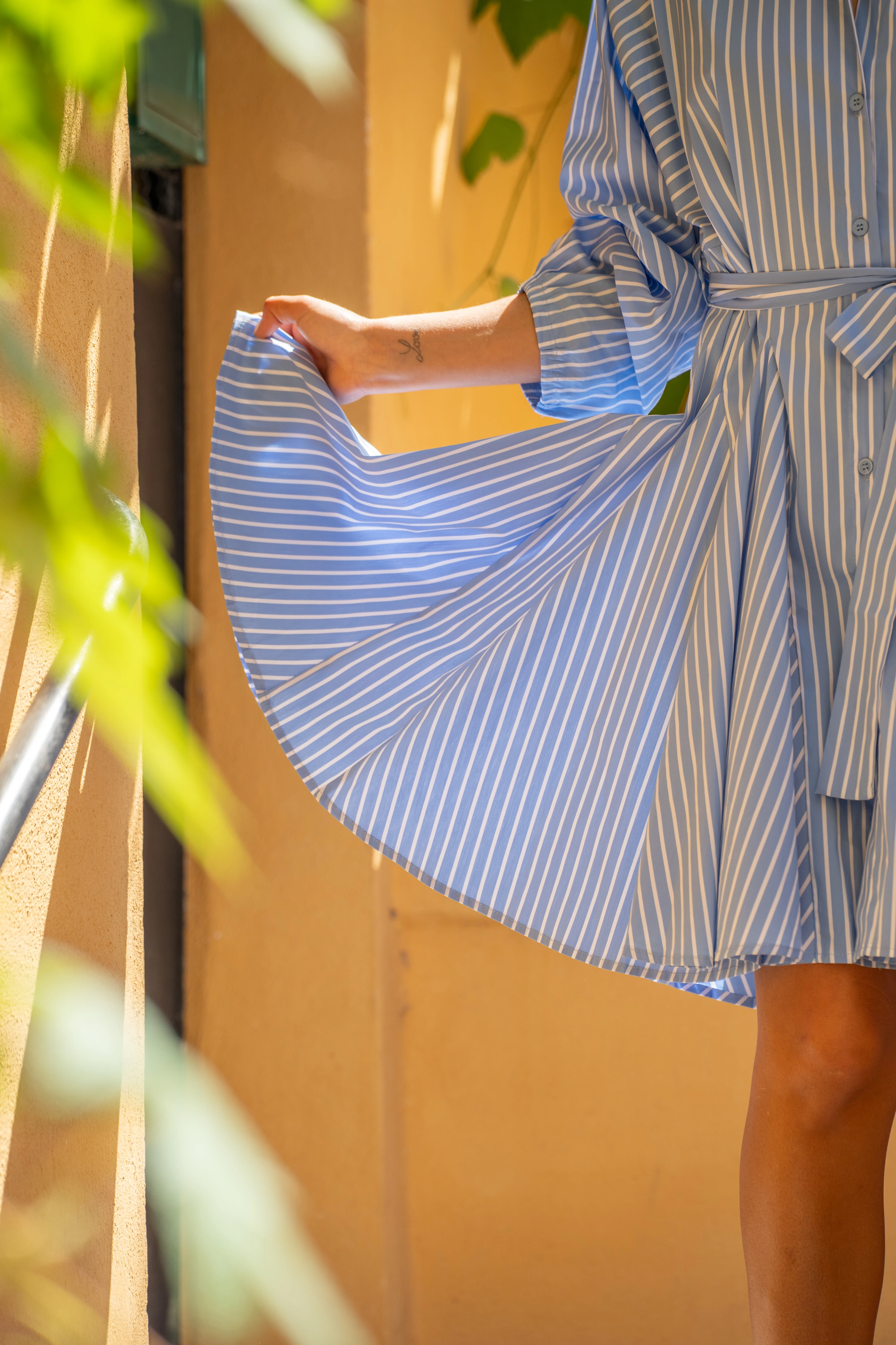 Robe chemise courte patineuse rayée bleu - Image 11