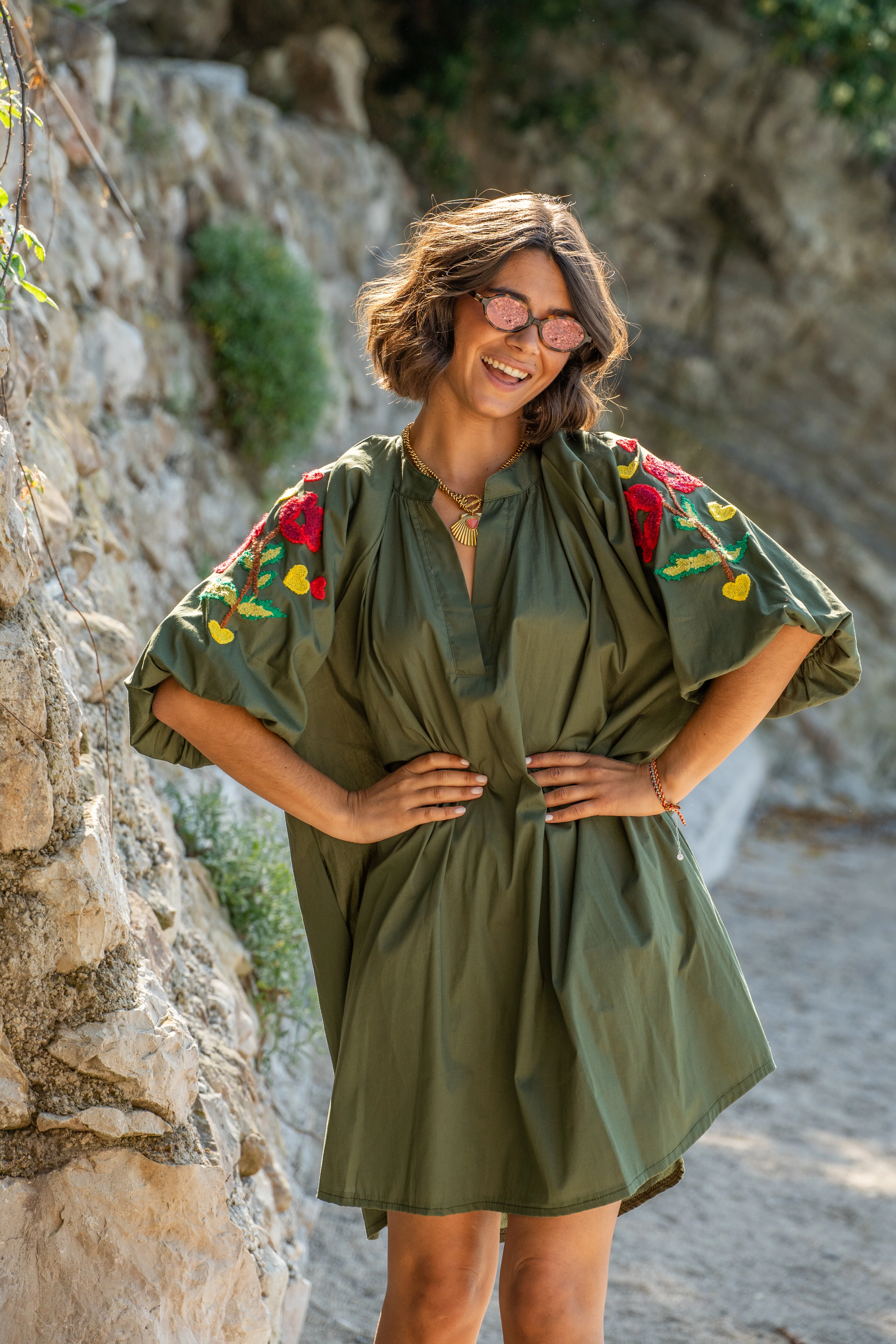 Robe courte avec ses broderies vert