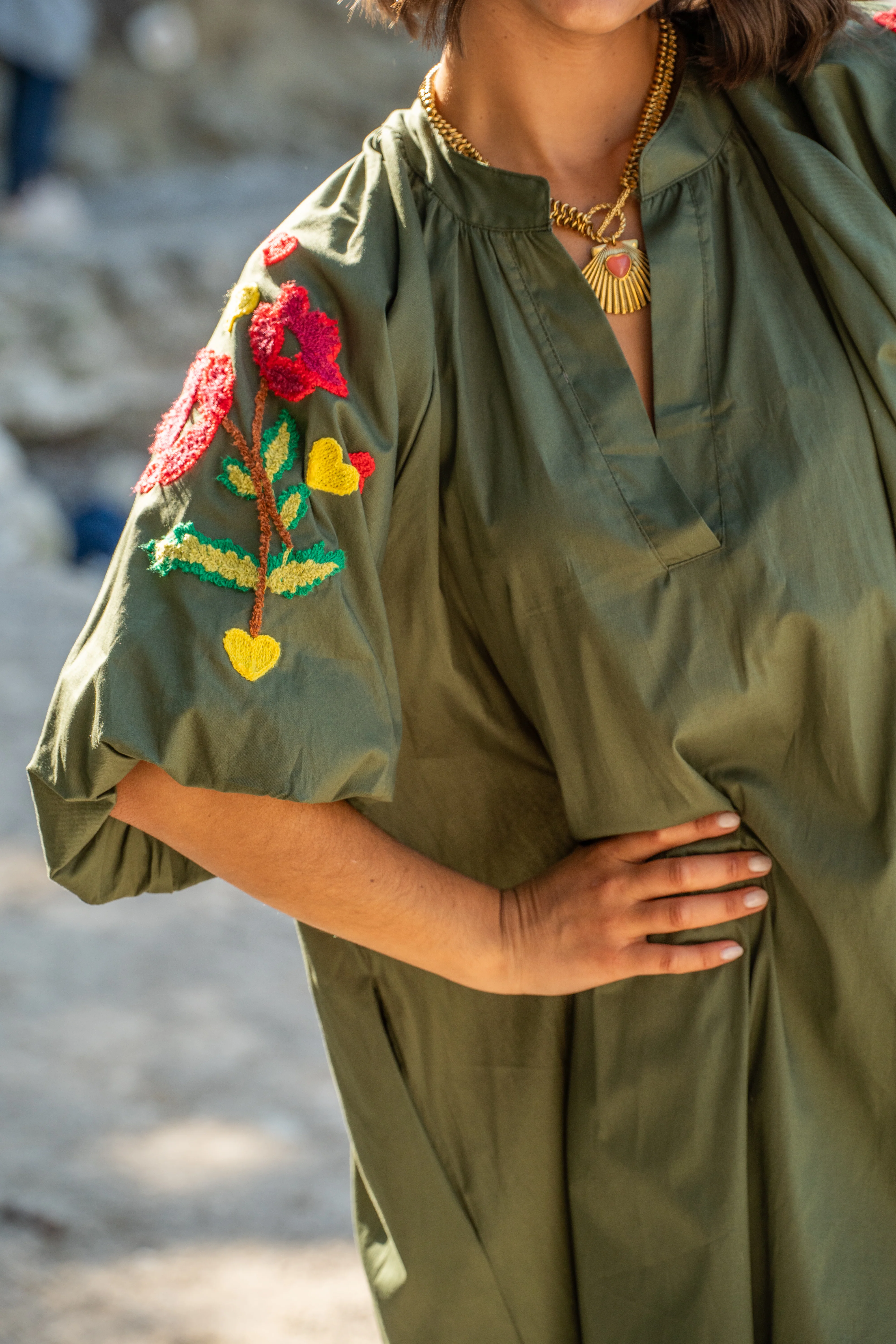 Robe courte avec ses broderies vert - Image 3