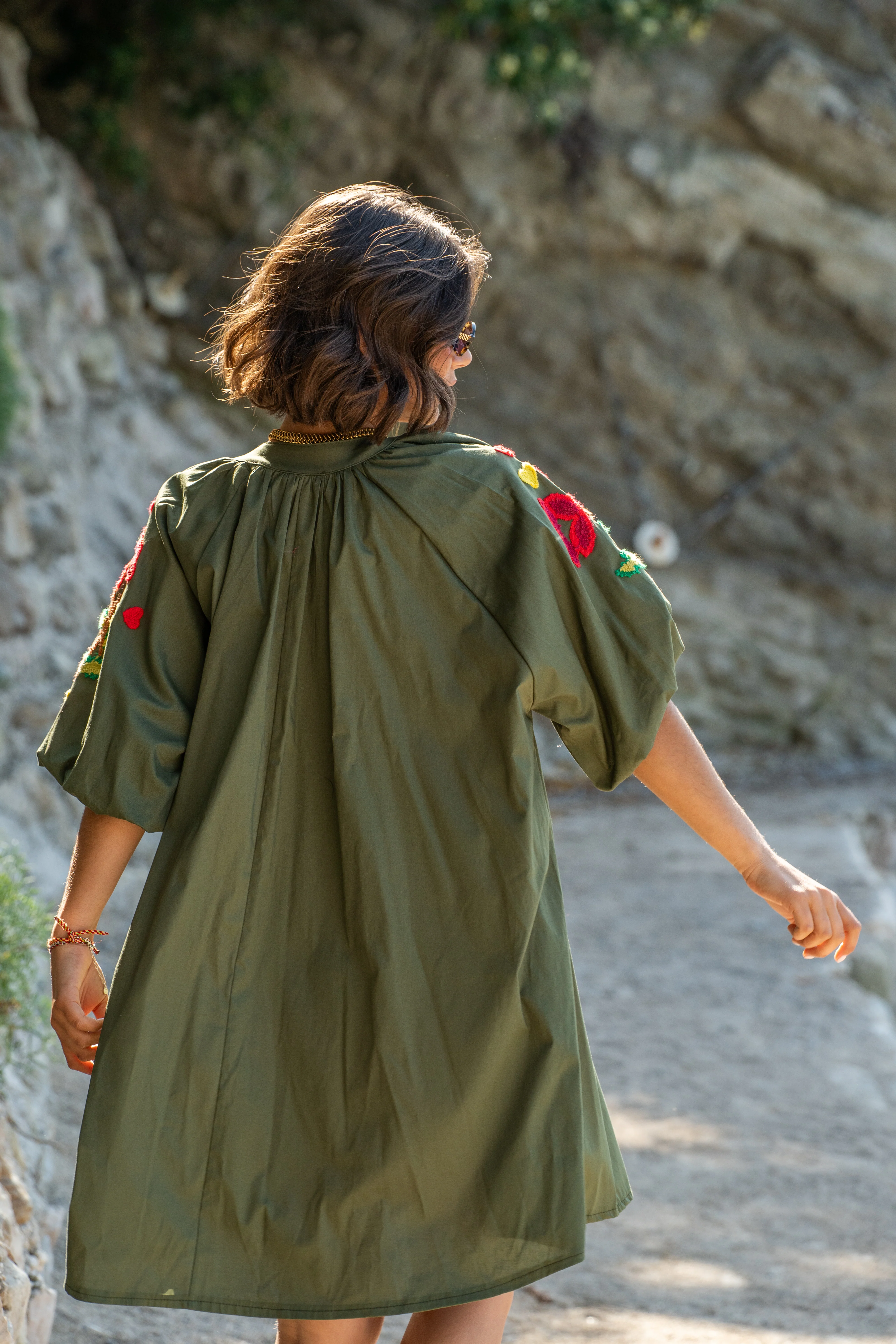 Robe courte avec ses broderies vert - Image 8
